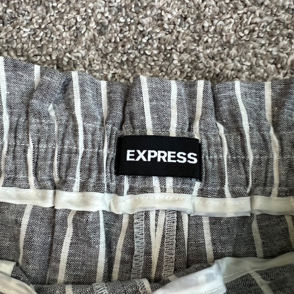 Express Black & White Stripe High Rise Linen Blend Paper Bag Short, Size M - Picture 3 of 6